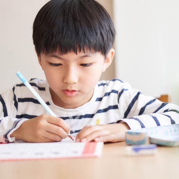 勉強中の小学生イメージ