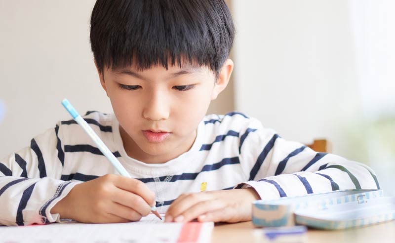 勉強中の小学生イメージ