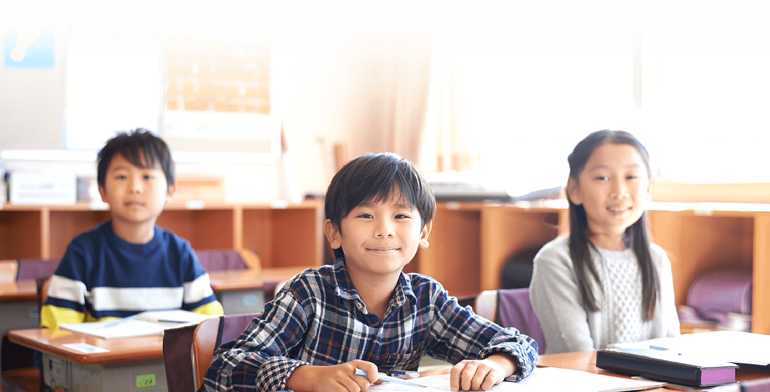 笑顔の小学生イメージ